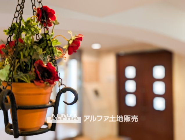 ゼファー久米川ミーティスのエントランス|【Entrance】
◆エントランス◆管理の行き届いた綺麗なエントランスは、扉を開けると温もりと幸せと楽しさいっぱいの我が家に帰ってきたんだなと落ち着く瞬間。