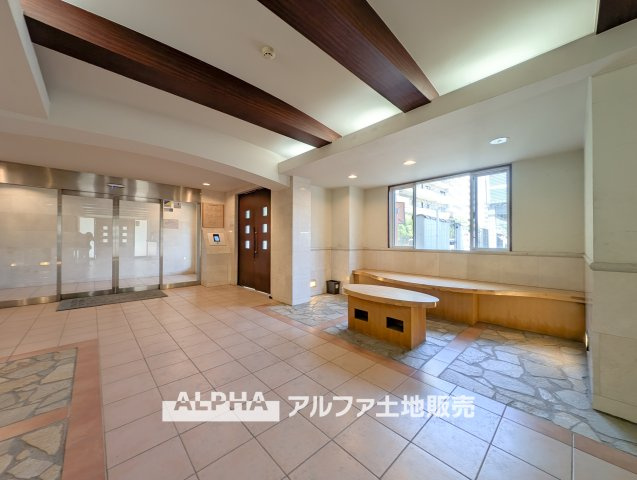 ゼファー久米川ミーティスのロビー|【lobby】
◆ロビー◆共用部は管理の行き届いた綺麗なスペース。いつも明るく家族を、来客を出迎えてくれる大切な場所です。