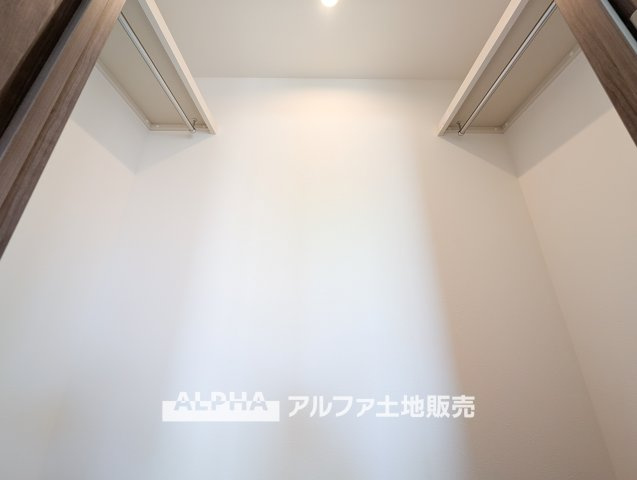 ゼファー久米川ミーティスの洋室|【closet】
◆クロゼット◆各居室のクロゼットは大好きな服、大事なバッグやアクセサリー、そして大切な思い出の品々。そんなものを傍らにそっと置いておきたい場所です。