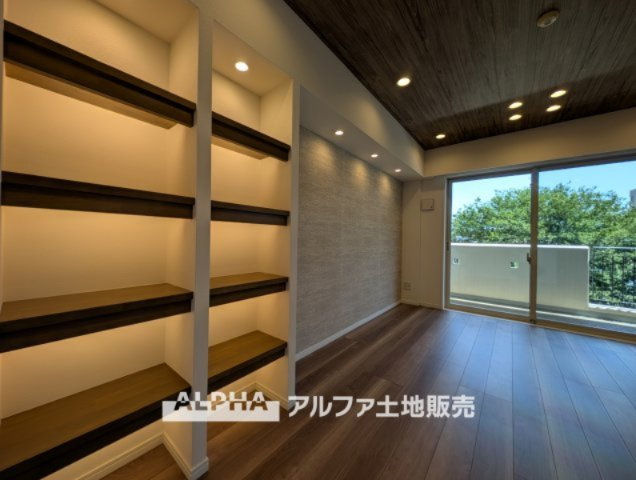 ゼファー久米川ミーティスの居間・リビング|【Open closet】
◆オープン・クローゼット◆あえて開放する事で空間の演出と、大切な洋服、バッグやアクセサリーを湿気から守ります。大切な思い出の品々を傍らにそっと置いておきたい空間となります。