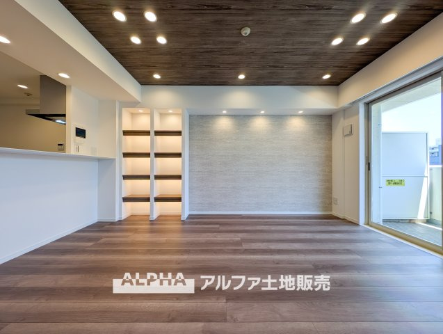 ゼファー久米川ミーティスの居間・リビング|【The situation】
◆シチュエーション◆リビングルームのドアを開くと、窓から飛び込むのは緑と光の風光明媚な景色。僕の目に映るは、ここで家族と会話をワイワイガヤガヤ楽しんでいる様子。
