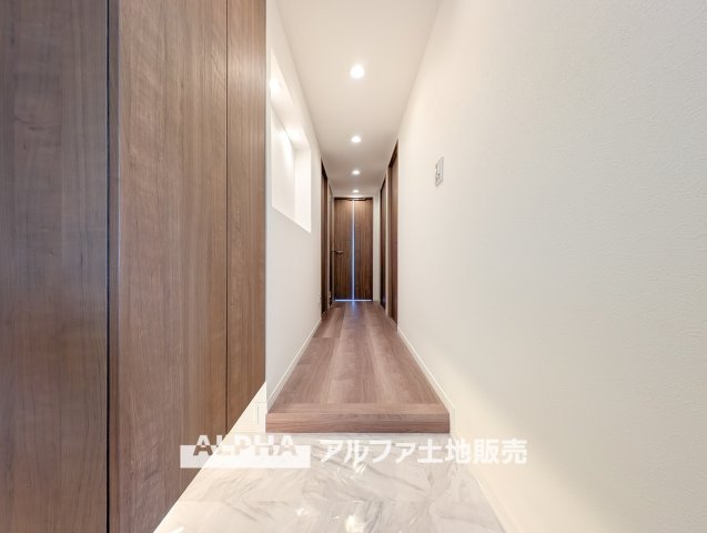 ゼファー久米川ミーティスの玄関|【Shoes cloakroom】
◆シューズクローク◆帰宅し玄関を入ると容量たっぷりなシューズクローク。そこにはお気に入りのチャカブーツやジョンロブのストレートチップを眺める。そんな時間も悪くない。