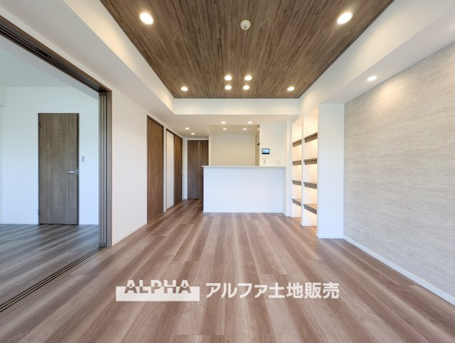 ゼファー久米川ミーティスの居間・リビング|【Living room】
◆時を忘れる場所◆ここにはみんなが集い、食事と楽しい会話が始まる。話に夢中になりすぎて、ついつい時を忘れ夜半過ぎになってしまう。そんな束の間の幸せを感じさせてくれる場所。