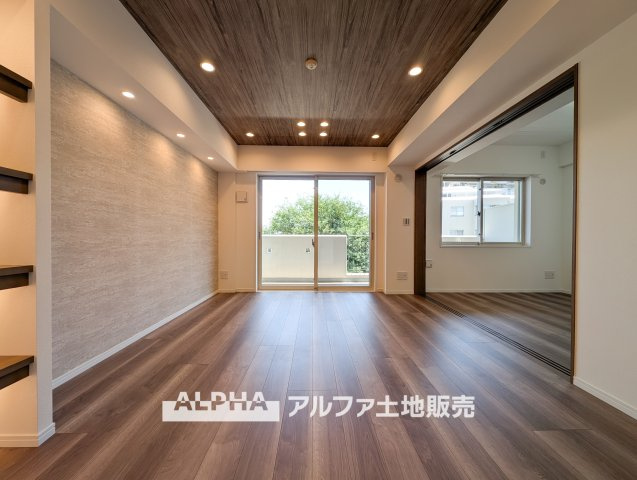ゼファー久米川ミーティスの居間・リビング|【Comfortable living】
◆居心地のいい暮らし◆には欠かせない眩い採光。ゆったりとした幅の窓からこの空間に降り注ぐ採光が絶えない。明るいリビングこそ居心地のいい暮らしが待っていると思う