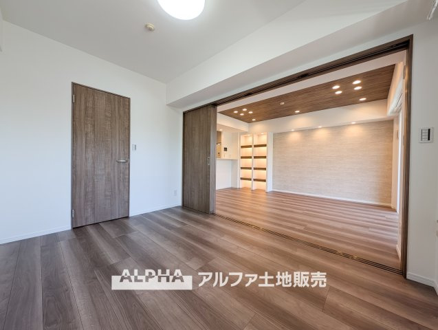 ゼファー久米川ミーティスの居間・リビング|【The world which dozes】
◆サンサンと◆差し込む太陽の光がこのリビングに笑いをもたらす。ソファの上のクッションがポカポカした暖気にぬくぬくと微睡んでいる。