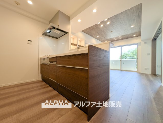 ゼファー久米川ミーティスのキッチン|【Kitchen】
◆キッチン◆美しく使いやすいキッチンは油汚れが簡単に拭き取れる素材で加工されており、浄水器シャワーから流す水の音を軽減する静かなシンクを採用。見えないところにさり気ない配慮が嬉しい