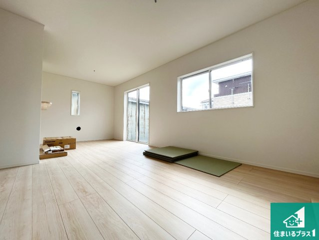 ●12(土)13(日)現地説明会！　大和郡山市今国府町　全4邸の居間・リビング|日当たり良好の明るいリビングで朝の目覚めもスッキリできそう！対面キッチンでご家族のコミュニケーションも自然と増える設計！小さなお子様が遊ぶスペースを作っても広々とくつろげるLDK！