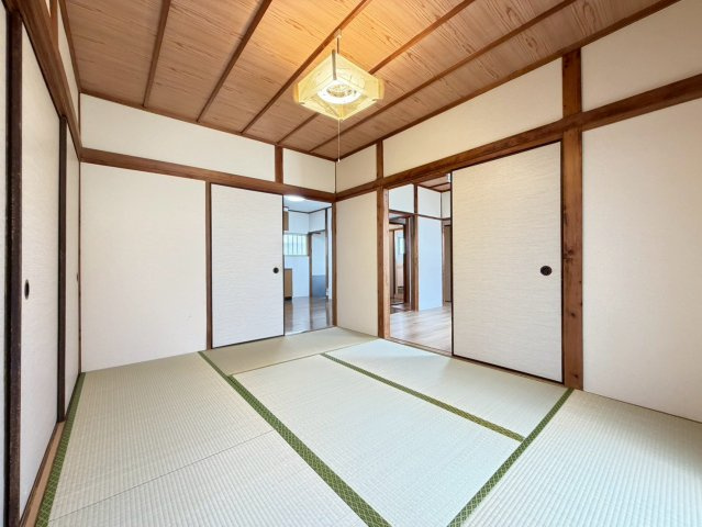 西脇貸家の寝室