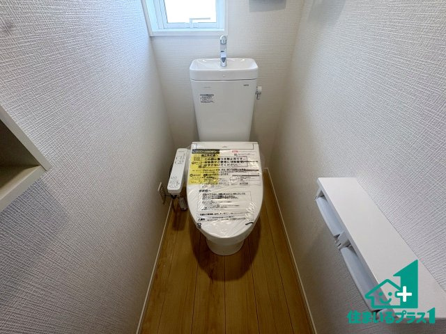 ●大和郡山市今国府町　第2期　新築一戸建てのトイレ|1・2階の2ヶ所にあるので、朝の忙しい時間の順番待ちもなく、深夜の利用にも大変便利です。