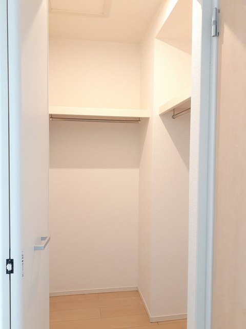 大和市深見台４丁目のアパートの収納