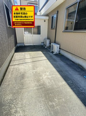 【駐車場】 | メゾン元倉 | 並列駐車、1台は軽自動車限定です。