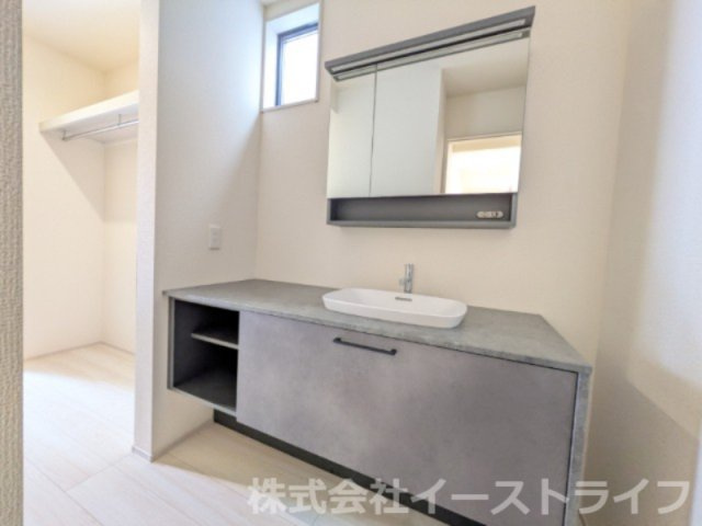 【新築戸建】　いわき市自由ヶ丘4期　長期優良住宅　全2棟の独立洗面台|同社施工写真　収納スペースが豊富で、鏡の周りには棚もあるため、洗顔用品や歯ブラシ、うがい用のコップ、整髪料、スキンケア用品、化粧品などを置いて整理することができます。