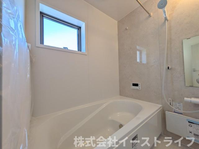 【新築戸建】　いわき市自由ヶ丘4期　長期優良住宅　全2棟の浴室|同社施工写真　１坪サイズのバスルーム。浴室換気乾燥機を標準装備。乾きやすい床やお手入れのしやすい排水口など、いつも清潔にご使用いただけます。