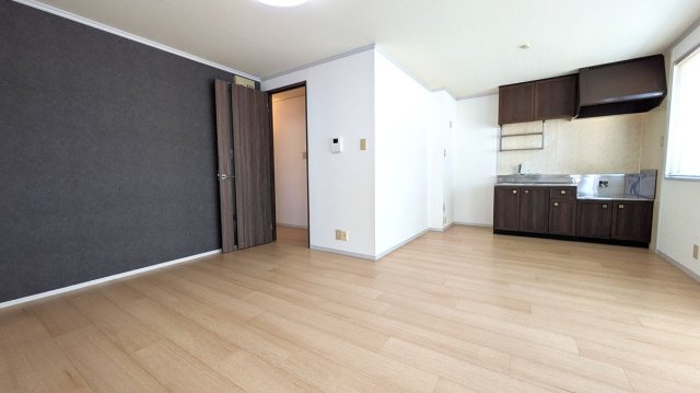 岡山市南区洲崎３丁目のアパートの居間・リビング