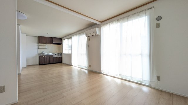 岡山市南区洲崎３丁目のアパートの居間・リビング