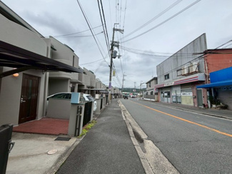 【前面道路含む現地写真】 | 高槻市南平台4丁目　テラスハウス