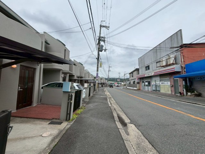 【前面道路含む現地写真】 | 高槻市南平台4丁目　テラスハウス