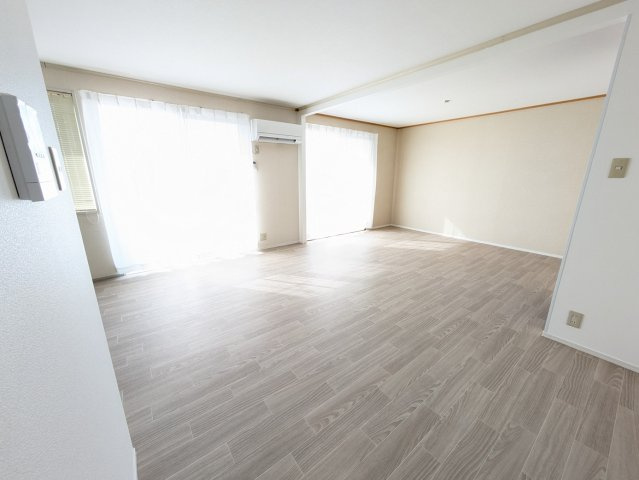 岡山市南区洲崎３丁目のアパートの居間・リビング
