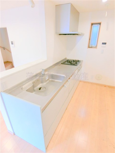 本羽田三丁目戸建てのキッチン|3口ガス市syてむキッチン