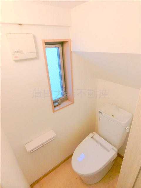 本羽田三丁目戸建てのトイレ|窓と棚温水洗浄便座付きのトイレ