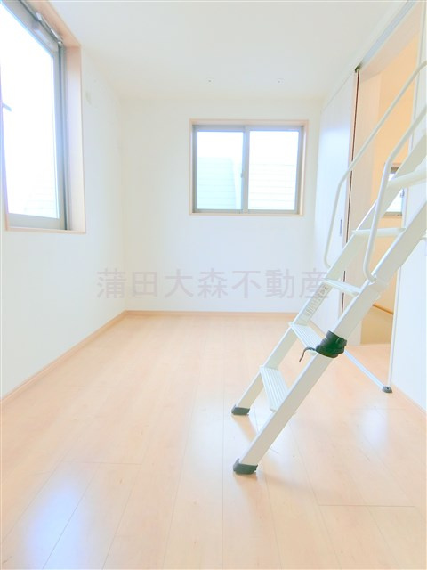 本羽田三丁目戸建ての洋室