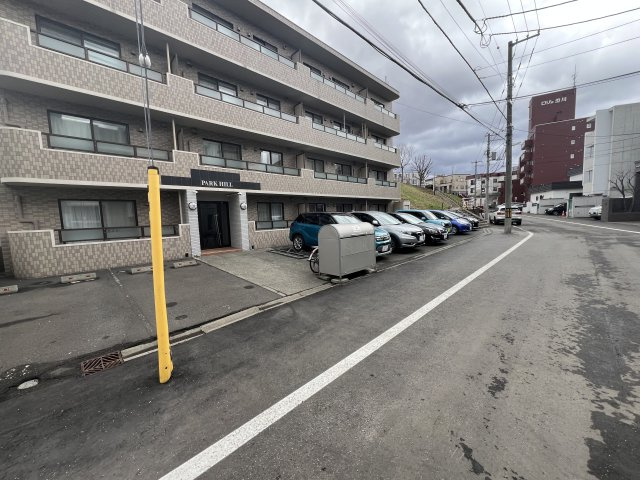 札幌市南区澄川四条２丁目の賃貸マンションの駐車場