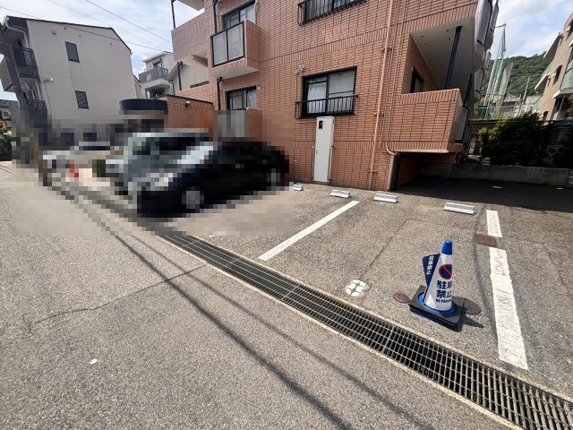 ハイネス岡本の駐車場