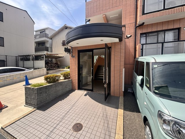 ハイネス岡本のエントランス
