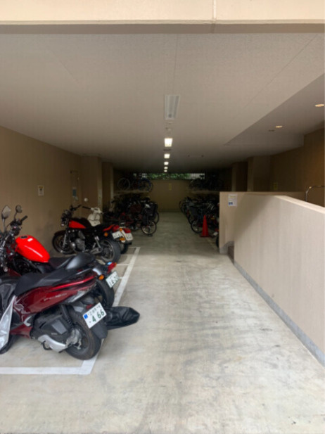 グランハイツ東新宿の駐車場