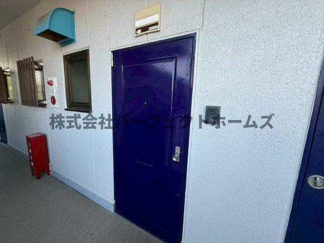 栄光サンプラザⅠの玄関|収納もある玄関です