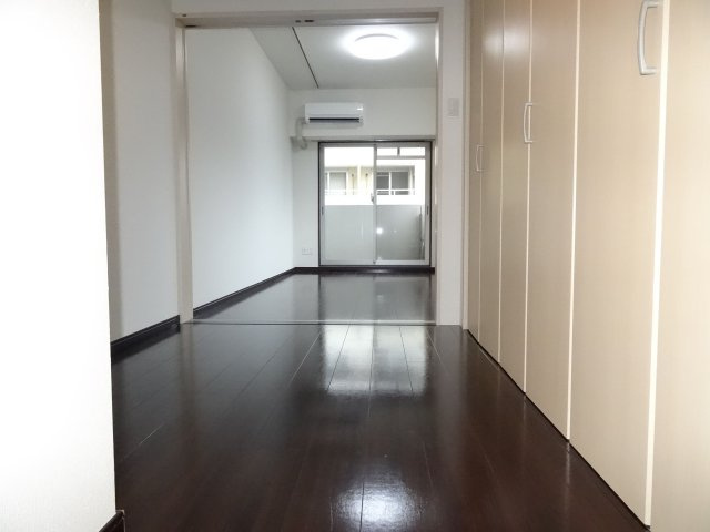 福岡市博多区中呉服町の賃貸マンションの居間・リビング