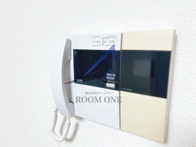 アクロス新宿のセキュリティ|モニター付きインターホンです。
