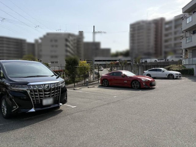 シャーメゾン美穂ヶ丘の駐車場
