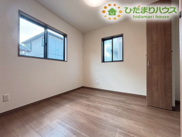 深谷市岡里　第2期　新築一戸建て　クライン　01の洋室|1階に配置されたリビングに隣接する洋室です！2面採光で明るく爽やかな風が通り抜けます！寝室としてはもちろん、客間やテレワーク用のお部屋としてもマルチにご活用していただける便利な空間ですよ♪
