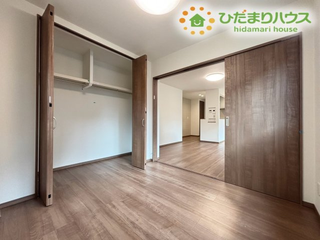 深谷市岡里　第2期　新築一戸建て　クライン　01の洋室|リビングと隣接した使い勝手の良い洋室です！引き戸を開放すればLDKと繋がる広々大空間として活用可能です！お子様の遊べるスペースやお昼寝エリアとしても重宝する便利なレイアウトですね♪