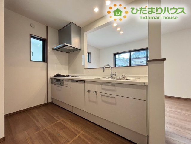 深谷市岡里　第2期　新築一戸建て　クライン　01のキッチン|明るく清潔感あふれるカウンターシステムキッチンです！広々としたシンクと調理スペースで毎日の料理づくりがスムーズに行えます！上部や足元の収納力も豊富で、調理器具もスッキリ片付きますよ♪