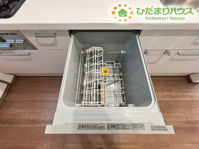 深谷市岡里　第2期　新築一戸建て　クライン　01の設備|毎日の家事時間をぐっと短縮してくれるビルトイン食洗機です！食後の食器洗いをお任せできるため、ご家族でゆっくり過ごす食後の時間を増やせます！手荒れ予防や節水にも貢献する嬉しい設備ですね♪