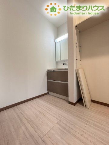 深谷市岡里　第2期　新築一戸建て　クライン　01の独立洗面台|ワイドな鏡でお洒落と機能性を兼ね備えた独立洗面台です！朝の忙しい時間帯でもご家族で並んでスムーズに身支度を行っていただけます！カウンター下や鏡裏には洗面用具もスッキリ整理して収納できますよ♪