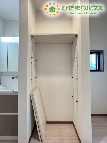 深谷市岡里　第2期　新築一戸建て　クライン　01の収納|脱衣所に設置された便利な可動棚タイプの収納です！高さ調節ができるため、バスタオルや着替え、洗剤のストックなどを無駄なく綺麗に並べられます！お風呂上がりの身支度もとってもスムーズになります♪