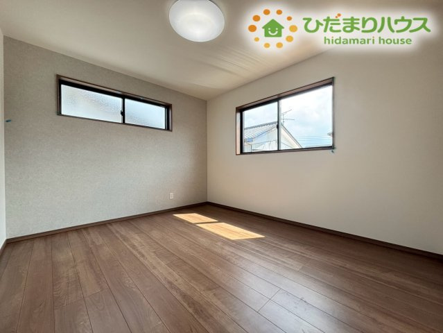 深谷市岡里　第2期　新築一戸建て　クライン　01の寝室|2採光で陽当たり良好な2階の寝室です！主寝室として大きなベッドを置いてもゆとりある広さが魅力！落ち着いたトーンの内装で、一日の終わりにリラックスして過ごせる快適なお部屋となっております♪