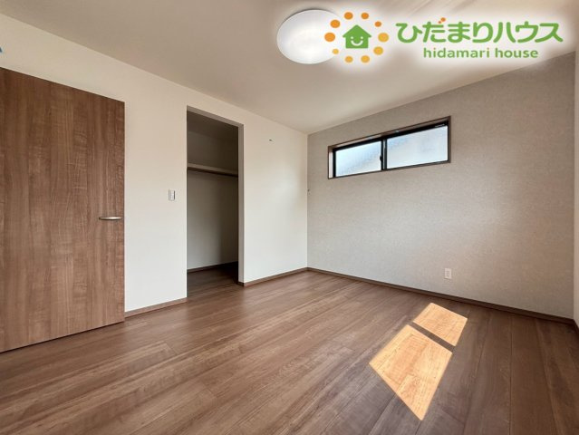 深谷市岡里　第2期　新築一戸建て　クライン　01の寝室|大容量のクローゼットを備えた開放感のある洋室です！服や荷物をすっきり収納できるため、お部屋の中に余計な家具を置かず広々と使えます！ベッドやデスクの配置もしやすく、インテリア選びも楽しめますね♪