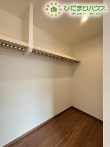 深谷市岡里　第2期　新築一戸建て　クライン　01の収納|棚板とハンガーパイプが付いた大容量のウォークインクローゼットです！かさばる冬物コートや衣装ケースもスッキリ一箇所に収まります！お洋服を一目で見渡せるため、毎朝の服選びもとっても快適です♪