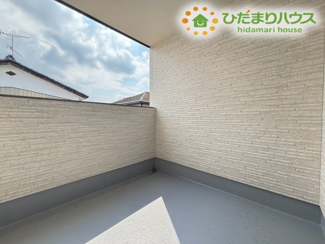 深谷市岡里　第2期　新築一戸建て　クライン　01のバルコニー|日当たりと風通りが良好な広々としたインナーバルコニーです！洗濯物やお布団も一度にたくさん干していただけます！高めの壁でプライバシーも守られているため、外からの視線を気にせず安心して使用できます♪
