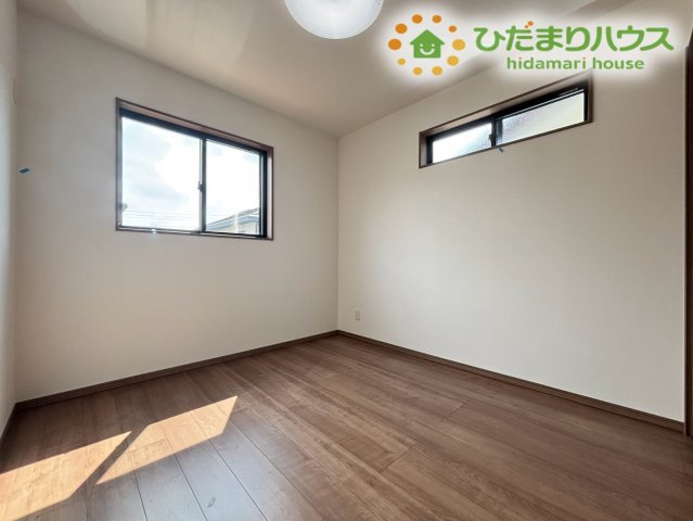 深谷市岡里　第2期　新築一戸建て　クライン　01の子供部屋|落ち着いた木目のフローリングが魅力的な洋室です！2面の窓から爽やかな光と風が入り、いつでも快適に過ごせます！お子様のお部屋としてはもちろん、趣味の部屋や書斎としてもぴったりな空間です♪