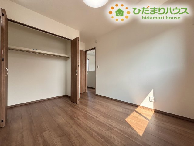 深谷市岡里　第2期　新築一戸建て　クライン　01の子供部屋|大型の収納スペースを備えた明るい洋室です！衣類やおもちゃ、学校の道具などもサッと片付けられるため、お部屋の中をいつでもキレイに保てます！集中して勉強に取り組みやすい環境ですよ♪