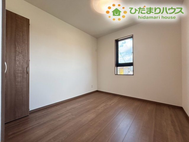 深谷市岡里　第2期　新築一戸建て　クライン　01の洋室|シンプルでレイアウトがしやすい洋室です！お好みの家具やインテリアを自由に配置して、自分好みのお部屋づくりを楽しめます！窓からやわらかな光が入るため、日中は明るい空間でお過ごしいただけます♪