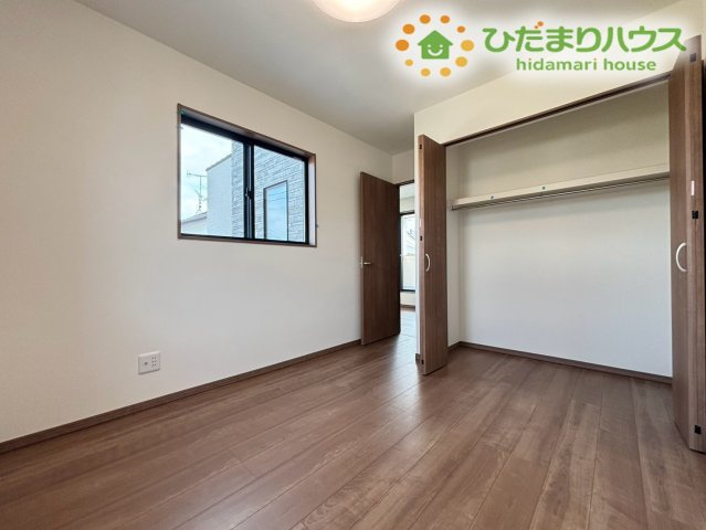 深谷市岡里　第2期　新築一戸建て　クライン　01の洋室|クローゼットが配置された使い勝手の良いお部屋です！衣服や荷物をしっかり隠して収納できるため、居住スペースを広く有効活用していただけます！ゲストルームとしても大活躍する快適なお部屋ですね♪