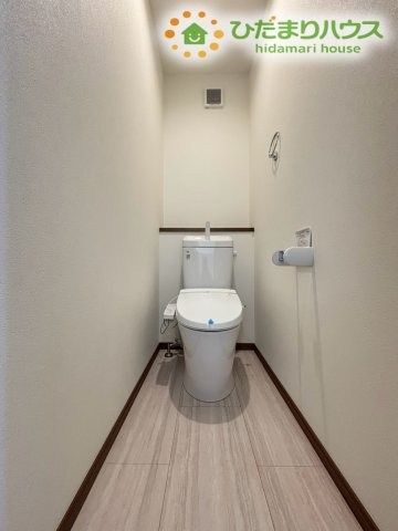 深谷市岡里　第2期　新築一戸建て　クライン　01のトイレ|2階に設置された温水洗浄便座付きのトイレです！朝の忙しい時間帯もご家族で順番待ちをすることなくスムーズに利用できます！壁面のカウンターにはペーパーのストックやお気に入りの小物を飾ったりできますよ♪