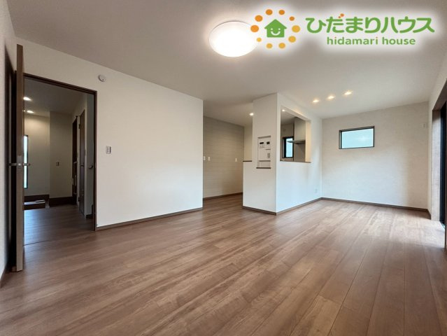 深谷市岡里　第2期　新築一戸建て　クライン　01の居間・リビング|木目のぬくもりを感じる広々としたLDKです！大きな窓から明るい自然光が差し込み、風通しも良好です！家具のレイアウトもしやすく、ご家族みんなでゆったりとお過ごしいただける快適空間ですね♪