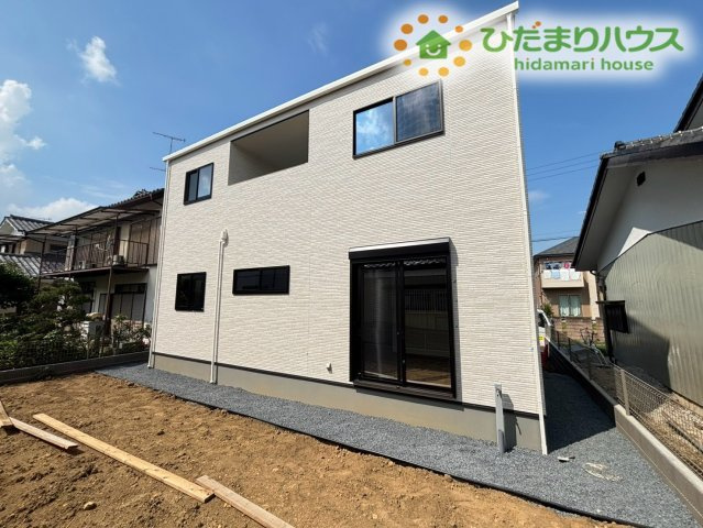 深谷市岡里　第2期　新築一戸建て　クライン　01の外観|陽当たりに恵まれた南西側の庭スペースです！明るい日差しがしっかりと届き、ガーデニングや家庭菜園、お子様のプール遊びなど多目的に大活躍！ご家族で伸び伸びとおうち時間を楽しめる魅力的な空間ですよ♪